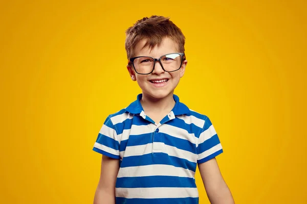 Bonito Positivo Garoto Estudante Azul Listrado Pólo Camisa Óculos Sorrindo — Fotografia de Stock