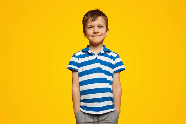 Roztomilé Dítě Módní Pruhované Košili Rukama Kapsách Při Pohledu Fotoaparát — Stock fotografie