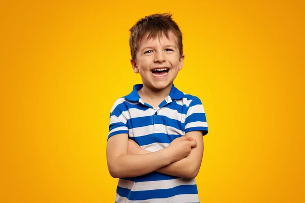 Pequeno Menino Feliz Vestindo Roupas Pólo Listrado Azul Rindo Com — Fotografia de Stock
