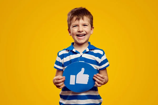 Szczęśliwy Chłopiec Trzyma Niebieską Ikonę Bańki Kciukiem Górze Uśmiechając Się Obrazy Stockowe bez tantiem