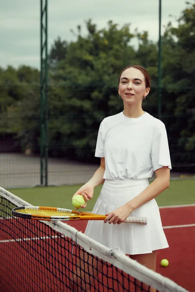 Вертикальное Фото Молодой Привлекательной Девушки Стоящей Возле Теннисной Сетки Теннисном — стоковое фото