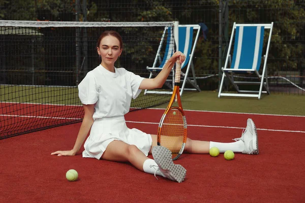 Молодая Спортсменка Теннисной Ракеткой Сидит Теннисной Сетки Теннисном Корте Спортивная — стоковое фото