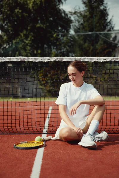 Молодая Женщина Теннисной Ракеткой Белой Одежде Теннисном Корте Сидит Теннисной — стоковое фото