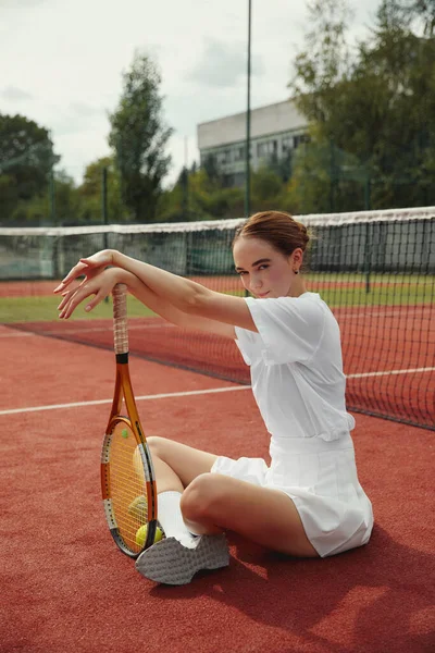 Вертикальное Фото Юной Теннисистки Белом Наряде Отдыхающей Возле Сетки Теннисном — стоковое фото