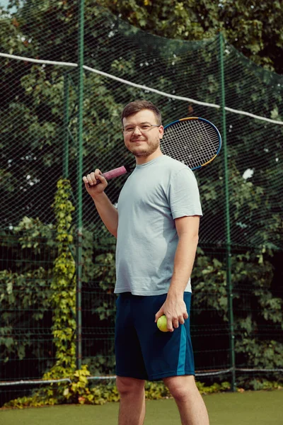 Портрет Молодого Теннисиста Спортивной Форме Ракеткой Мячом Руке Стоящим Теннисном — стоковое фото