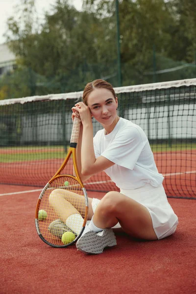 Красивая Молодая Женщина Позирует Теннисной Ракеткой Сидя Теннисном Корте Выходные — стоковое фото