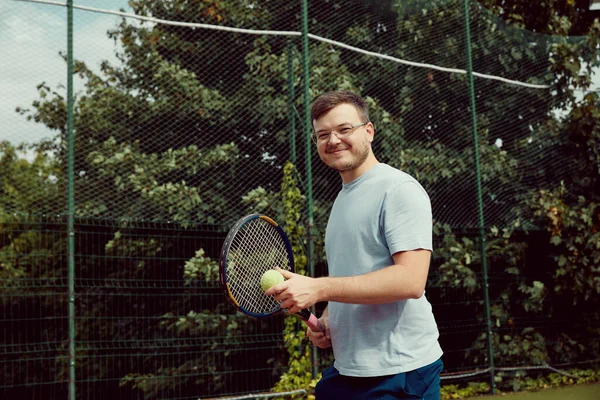 Счастливый Теннисист Белом Костюме Рейнджером Мячом Руках Готов Играть Теннис — стоковое фото