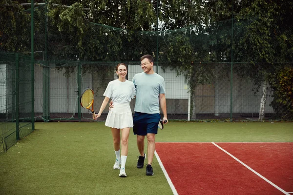 Een Jong Stel Tennisbaan Twee Tennissers Lachen Lopen Het Veld — Stockfoto