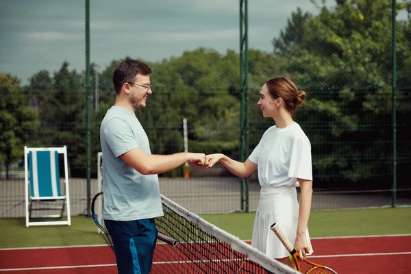 Young Tennis Players Giving Fist Bump Fist Playing Court Game — Stock Photo, Image