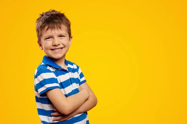 Portrét Malého Roztomilého Dítěte Pruhované Košili Stojící Rukama Zkříženýma Žlutém — Stock fotografie