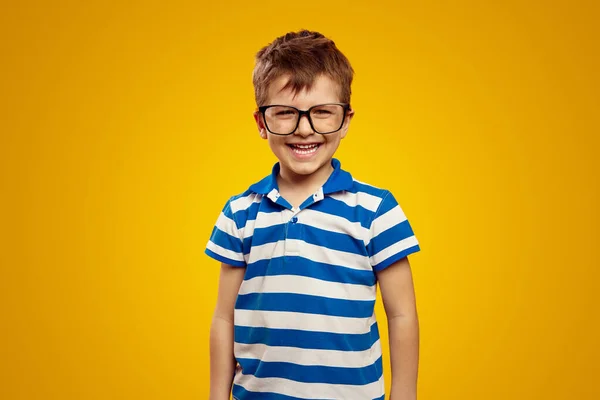 Veselý Pozitivní Školák Modré Pruhované Pólo Košile Brýle Úsměvem Při — Stock fotografie