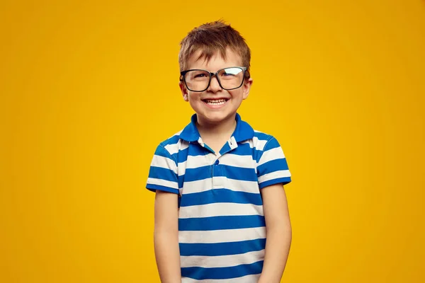Menino Feliz Óculos Pólo Listrado Azul Olhando Excitadamente Para Câmera — Fotografia de Stock