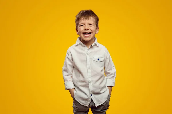 Cute Little Boy Modnej Białej Koszuli Uśmiecha Się Szeroko Trzymając — Zdjęcie stockowe