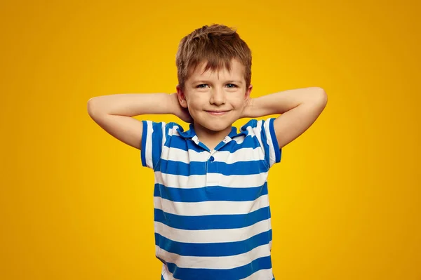 Rozkošný Chlapeček Modrém Pruhovaném Polo Tričku Drží Ruce Hlavou Zatímco — Stock fotografie