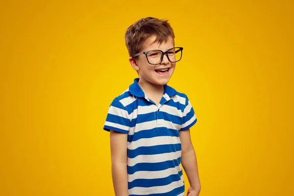 Szczęśliwy Dodatni Uczeń Niebieskich Paskach Koszuli Polo Okularów Uśmiechając Się — Zdjęcie stockowe