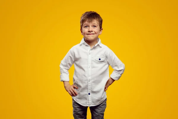 Zaskoczony Mały Chłopiec Białej Koszuli Stoi Trzymając Ręce Talii Przed — Zdjęcie stockowe
