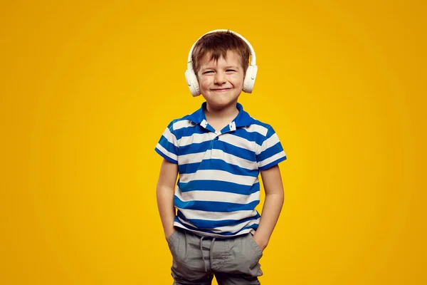 Zabawny Chłopiec Słuchawkach Słuchający Muzyki Uśmiechający Się Trzymając Się Ręce — Zdjęcie stockowe
