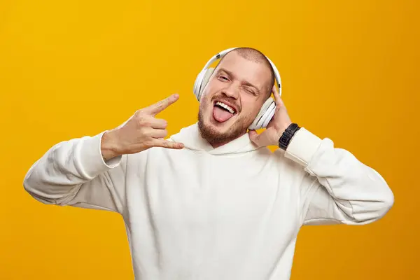 Fajny Brodaty Człowiek Słuchający Muzyki Pomocą Słuchawek Krzycząc Szalonym Wyrazem — Zdjęcie stockowe