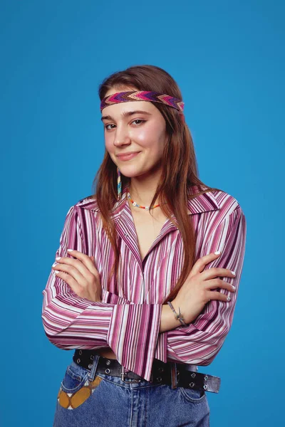 Aranyos Fiatal Hippi Lány Portréja Rózsaszín Ingben Kéz Kézben Pozitív — Stock Fotó