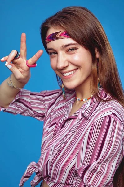 Överlycklig Hippie Kvinna Skrattar Gladeligen Gör Fred Gest Att Vara — Stockfoto