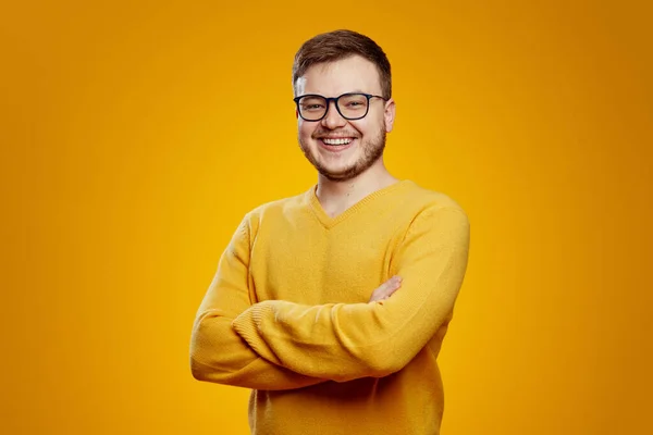 Portret Szczęśliwego Młodego Przystojniaka Żółtym Swetrze Okularach Zadowolonego Znalezienia Odpowiedniej — Zdjęcie stockowe
