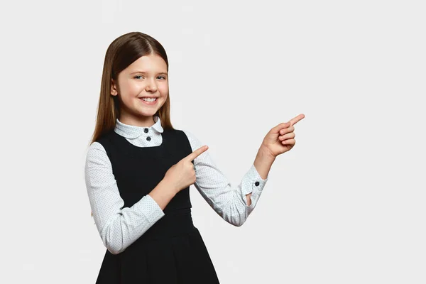 Garota Bonito Animado Vestindo Uniforme Escolar Sorrindo Enquanto Apontando Dedos — Fotografia de Stock