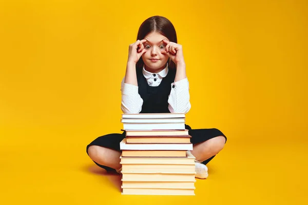 Estudante Chocado Olhos Abertos Com Dedos Olhando Para Monte Livros — Fotografia de Stock