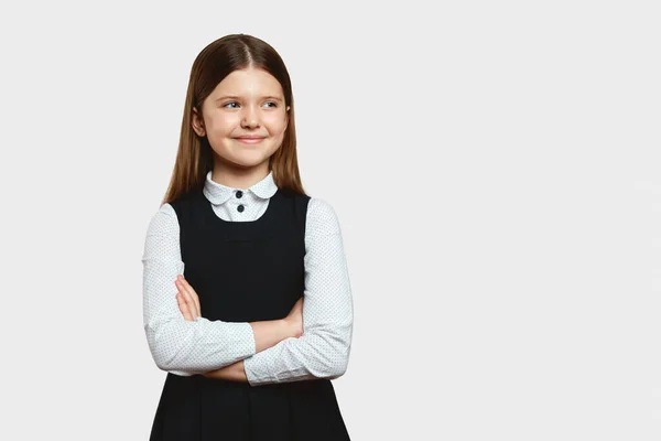 Ευτυχισμένο Θετικό Κορίτσι Χαριτωμένο Χαμόγελο Ντυμένο Σχολική Στολή Στέκεται Σταυρωμένα — Φωτογραφία Αρχείου