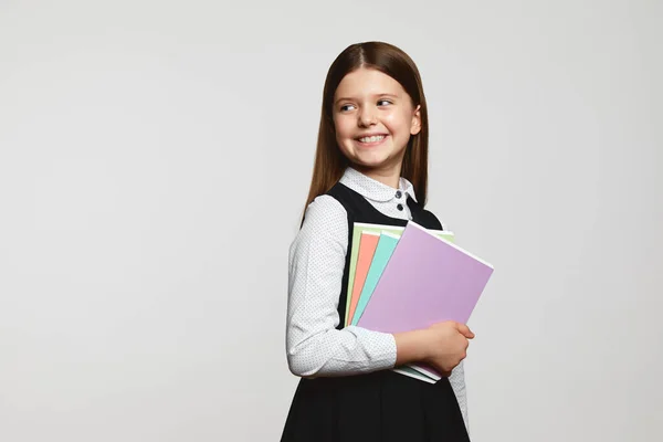 Ενθουσιασμένος Nerd Κορίτσι Στο Σχολείο Στολή Πολύχρωμα Βιβλία Στο Χέρι — Φωτογραφία Αρχείου