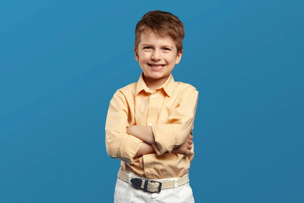 Έξυπνο Όμορφο Αγόρι Που Φοράει Μπεζ Πουκάμισο Στέκεται Σταυρωμένα Χέρια — Φωτογραφία Αρχείου