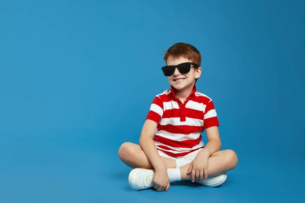 Fajny Nastolatek Chłopiec Czerwonych Paskach Koszuli Modne Okulary Przeciwsłoneczne Czuje — Zdjęcie stockowe