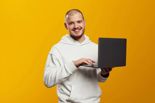 성공적 코카서스 젊은이 프리랜서는 노트북을 사용하고 사이트를 원격으로 작동하고 노란색 — 스톡 사진