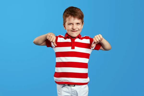 Niechęć Portret Niezadowolonego Chłopca Czerwonej Koszuli Paski Kciukami Dół Gestem — Zdjęcie stockowe
