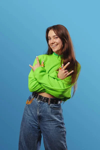 Foto Vertical Modelo Feminino Jovem Positivo Com Cabelo Castanho Sorrindo — Fotografia de Stock