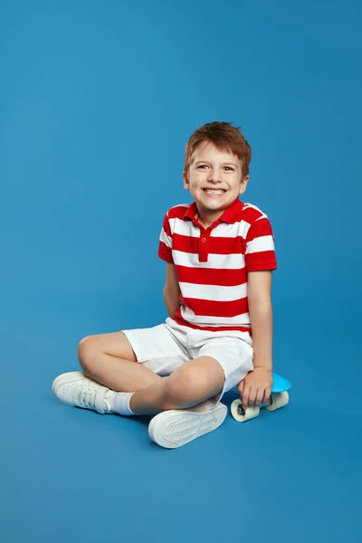 Κάθετη Φωτογραφία Του Χαρούμενη Preteen Αγόρι Μοντέρνο Κόκκινο Ριγέ Πουκάμισο — Φωτογραφία Αρχείου
