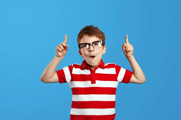 Έκπληκτος Μικρό Αγόρι Φορώντας Ριγέ Κόκκινο Πόλο Πουκάμισο Και Γυαλιά — Φωτογραφία Αρχείου