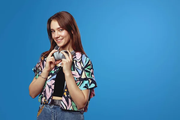 Glada Unga Student Kvinna Färgglad Skjorta Leende Medan Håller Hörlurar — Stockfoto