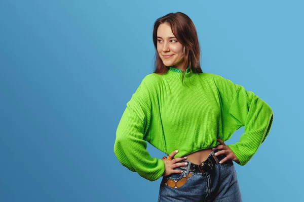 Pewna Siebie Piękna Dziewczyna Ubrana Zielony Sweter Dżinsy Stojąca Rękami Zdjęcia Stockowe bez tantiem