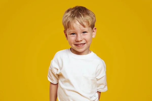 Zbliżenie Portret Szczęśliwego Małego Blondyneczka Chłopca Białej Koszuli Śmiejącego Się — Zdjęcie stockowe