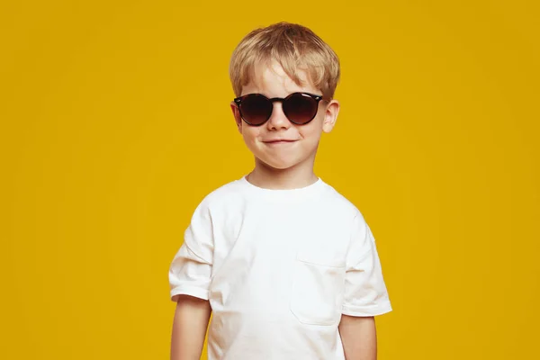 Schönes Selbstbewusstes Kleines Blondes Kind Mit Weißem Shirt Und Cooler — Stockfoto