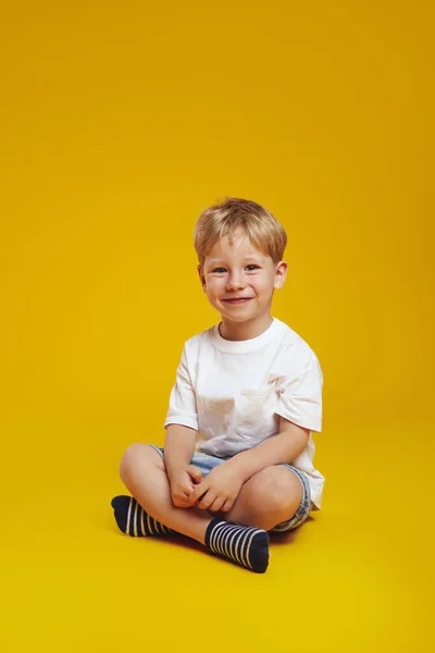 Vertikální Fotka Pozitivního Chlapečka Bílém Trendy Tričku Usmívajícího Hledícího Kameru — Stock fotografie