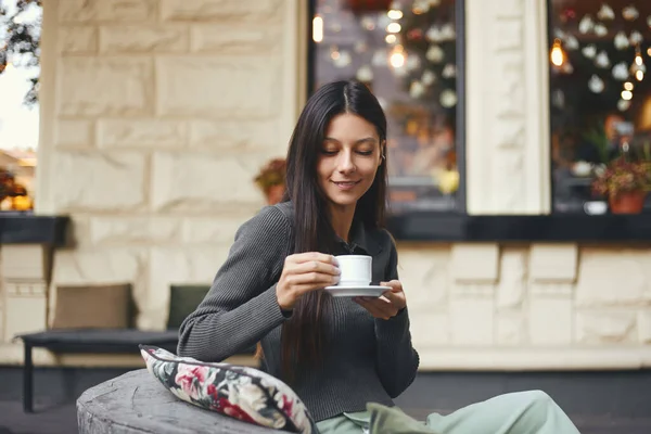 快乐的年轻女人坐在咖啡店里喝杯咖啡 外出喝咖啡的女性 — 图库照片