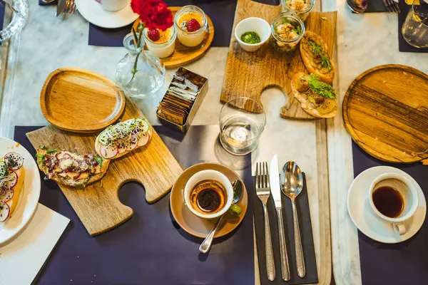 朝食レストランのテーブル 上からのテーブルのショット 暖かいパンとコーヒー ドリンク フード — ストック写真