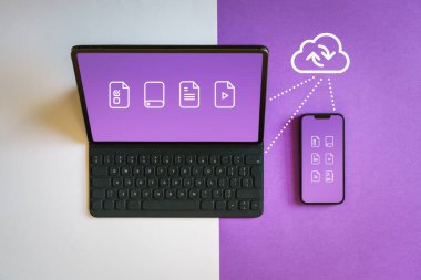 Laptop ve akıllı telefon dosyaları senkronizasyonu bozar. Akıllı aletler. Ekosistem teknolojisi. Dosyalar ve veri simgeleri.