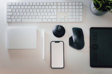 Akıllı telefon boş ekran modeli. Fare ve greyfurt tableti. Tasarımcı aletleri. Klavye, touchpad. Üst görünüm masası.