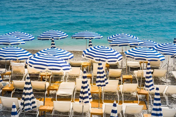 Tatil sahili manzarası ve güneş şemsiyeleri. Güneş ve yaz tatili. Tatil seyahati.