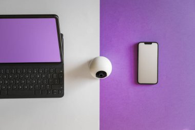 Webcam akıllı telefon ve dizüstü bilgisayar. Uzaktan izleme cihazları. Temiz ekran modeli.