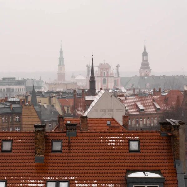 Vista Superior Una Ciudad Europea Invierno Sobre Los Tejados Torres — Foto de Stock
