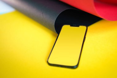 Akıllı telefon boş ekran modeli. Renkli sarı arkaplan