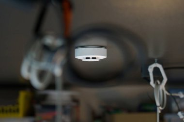 Tavan duman sensörü. Akıllı ev aletleri. Yangın alarmı. Ev otomasyon sistemi.